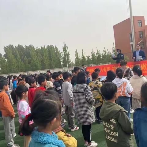 狼城岗镇姚寨社区小学：铁路安全知识宣传