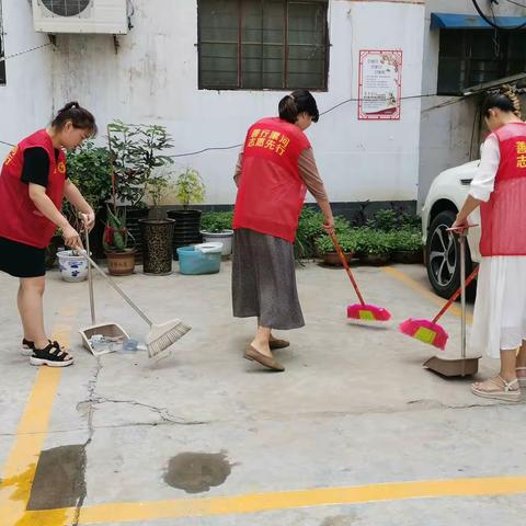 漯河市郾城区海河路社区开展常态化清洁家园活动！