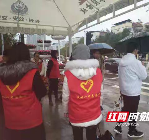 永州一中：党员带头学雷锋 文明劝导护平安