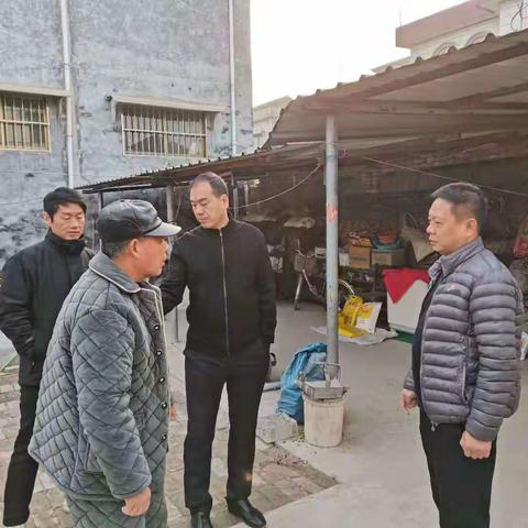 县政府副县长许万银 县住建局帮扶责任人    走访慰问贫困户  年终岁末送温暖