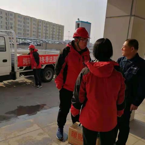 领导不惧严寒送棉服，户外作业人员内心暖