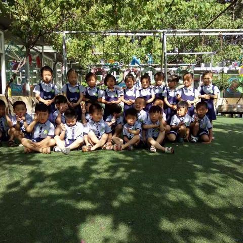 ABC智能幼儿园中实验一班全体幼儿及老师祝天下所有的爸爸们父亲节快乐。