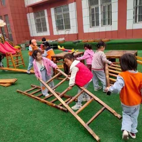 苏堂小学南校区幼儿园大一班户外活动——快乐的爬梯