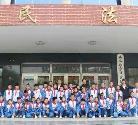 一重三小组织师生参加富区人民法院第34次公众开放日