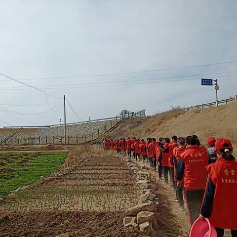 安阳市殷都育才中学                                   小义工添绿护绿活动