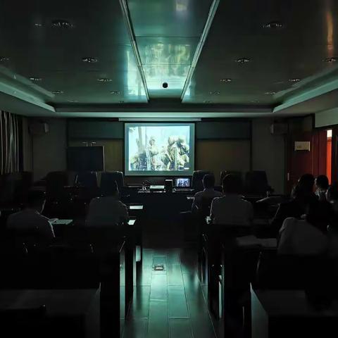 观看红色电影，坚守使命初心——鄂尔多斯棋盘井支行开展“不忘初心、牢记使命”电影党课活动