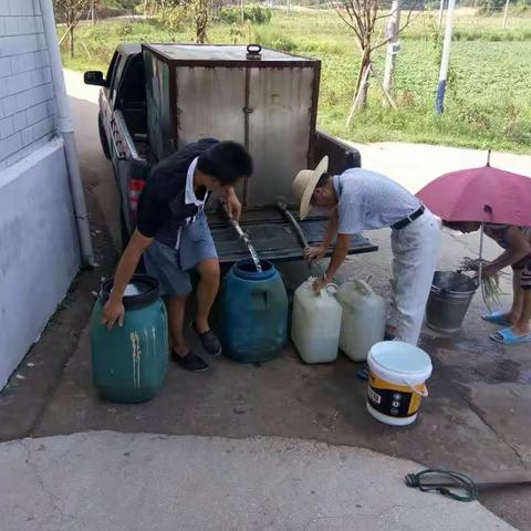 潭塘村两委组织送饮水进缺饮水住户，临时解决部份缺水村民饮水问题。