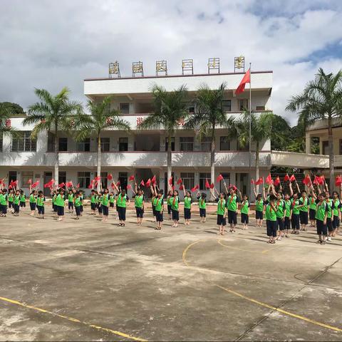 童心向党  授巾入队——东厦溪塘小学为一年级的学生举行授巾仪式