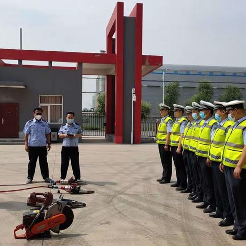 邯郸市交巡警支队魏县大队走进县消防大队开展消防和应急救援演练培训活动