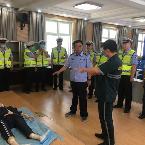魏县交警邀请县医院急救医护人员为事故民警开展急救知识培训