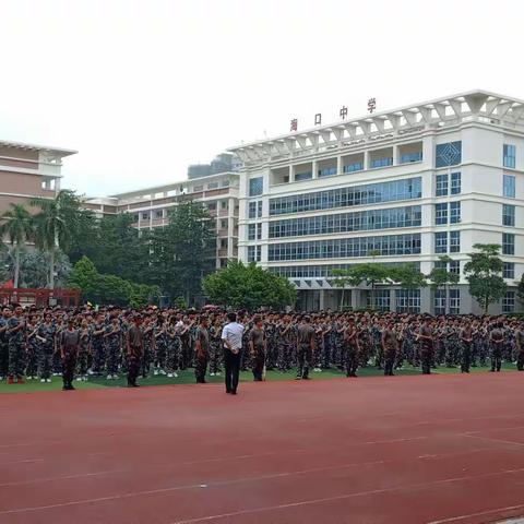 高一17班军训风采——在游戏中体验，在游戏中成长