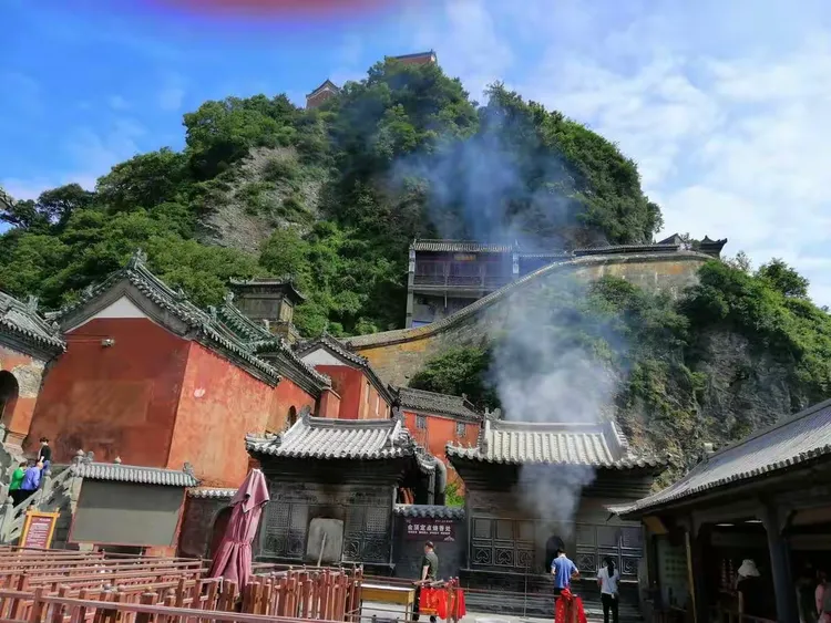 武当山风景区位于湖北省西北部。是历来求仙学道之地。是风景旅游圣地！是传说中的真武神出生地和飞升处！