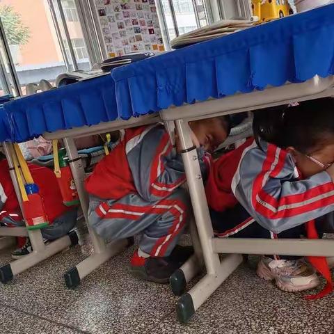 磴口县第三完全小学2021年10月份防震疏散演练