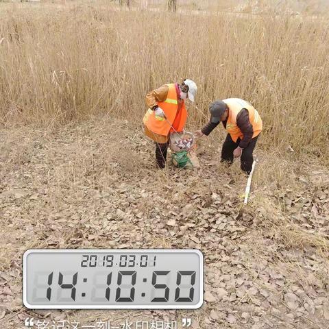 3月1日道路保洁员的工作状态，和发现的多处挖沟挖出陈年垃圾问题，集合保洁员抓紧整改，来水了就不好清理了。