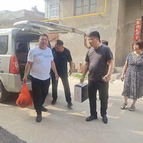 “七一”建党节，庆祝党的生日，永远跟党走，中溪村三委慰问老党员，并看望高龄老人。