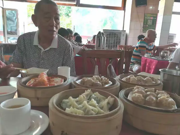 和老爷享受美味丰富的早茶!