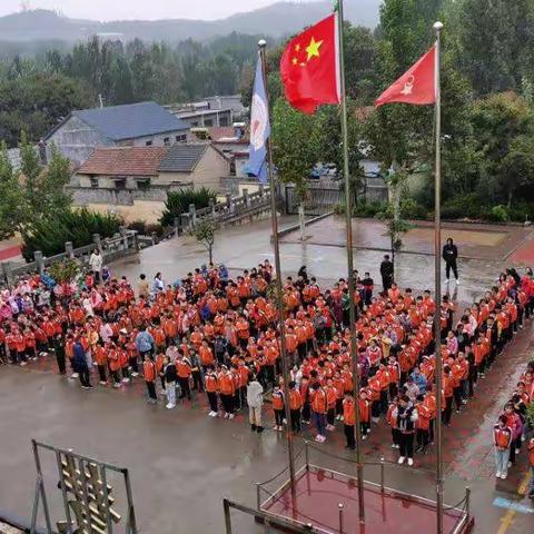 圣水峪小学“系漂亮的红领巾，敬最标准的队礼”主题升旗仪式