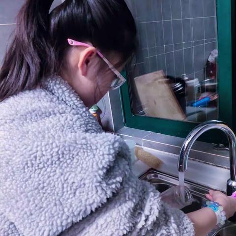 平时妈妈上班回家又要照顾我与妹妹，今天让我来分担一些，那我从消毒奶杯、奶嘴、水壶开始！✌️️