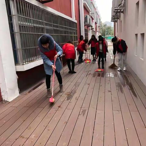 “爱护环境，美化校园”主题党日活动