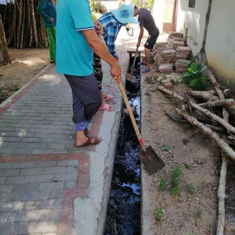 那受村开展清理排水沟环境卫生整治
