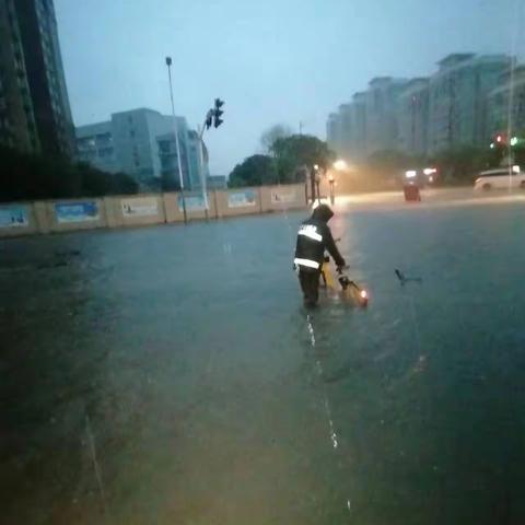 暴雨来袭，城管排水除涝保畅通