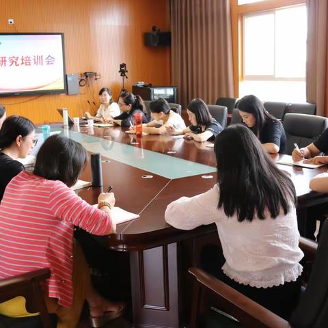 玉溪二职中召开科研课题研究培训会