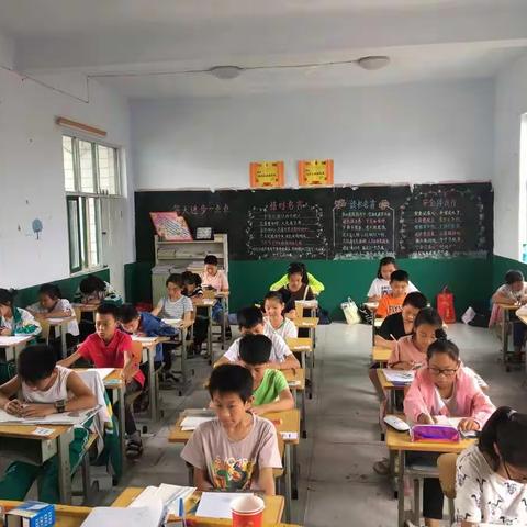 大交中心校许校长深入大交小学巡视指导月考工作