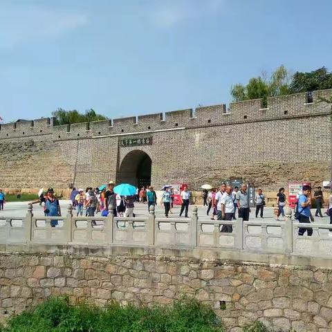 参观【山海关景区】，【北戴河景区】，【鸽子窝景区】