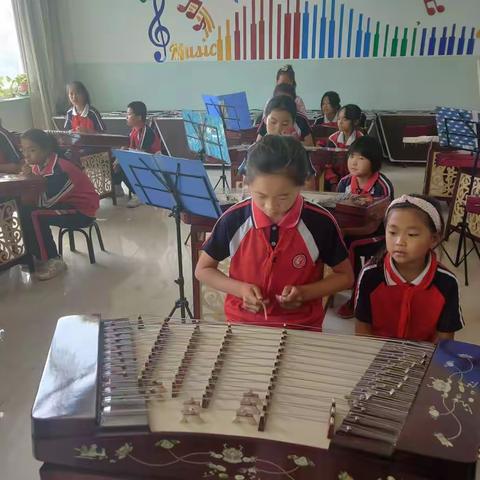 社团活动展风采 兴趣发展促成长——杨琴社团