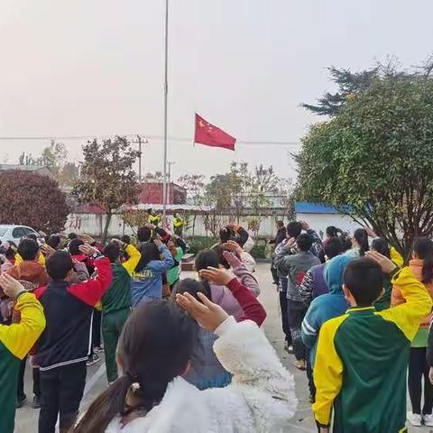 诵千古美文 扬传统文化——席贾小学国旗下古诗背诵