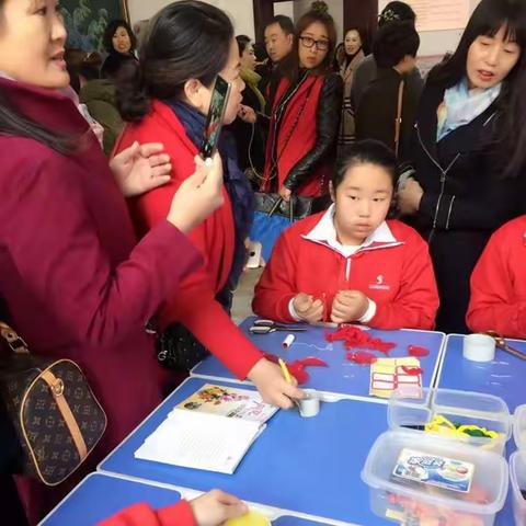 观摩十一小学，学生社团展示