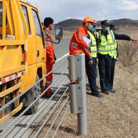 罕达盖养护工区与综合行政执法八大队联合巡查携手共保道路安全