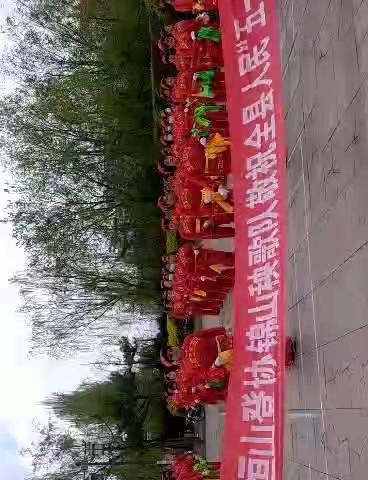 登上协会和锦山秧歌队祝全县人民五一劳动节快乐！