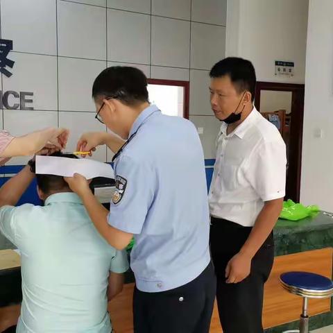 海口市龙华区中山街道联合中山派出所持续对本辖区社会面吸毒人员进行毛发采集（14）