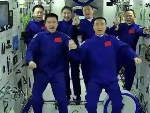 223、预测太空大会师，场面惊奇艳世界（写在太空会师前后4首）