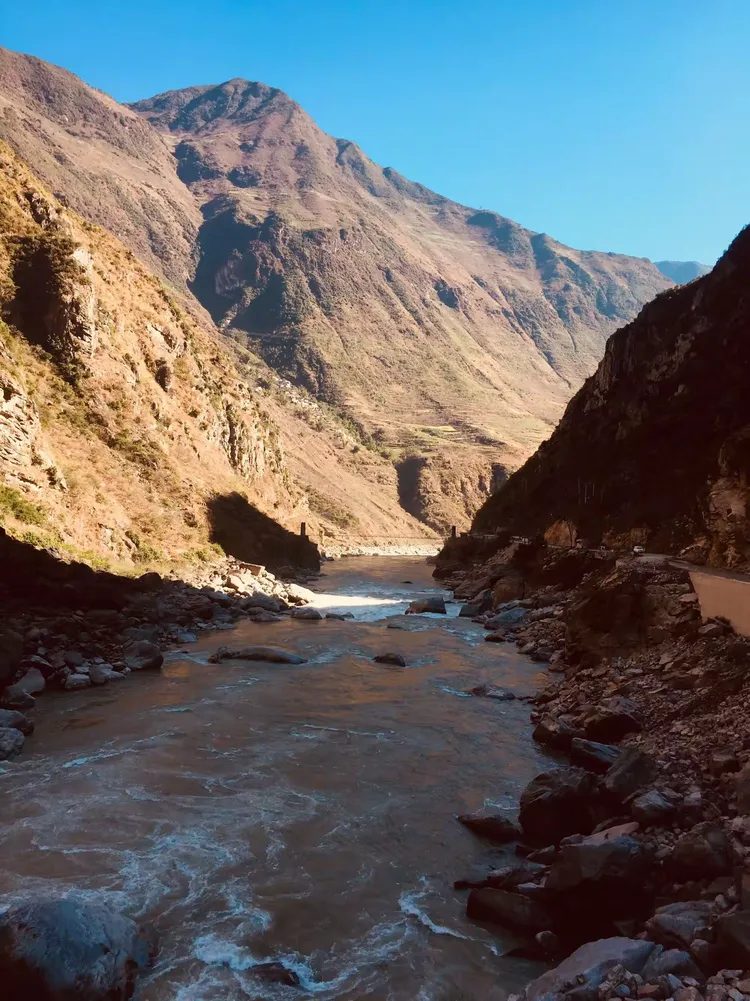 2018年12月22日怒江傈僳族自治州一沿怒江自然风光一金满银滩,老姆登