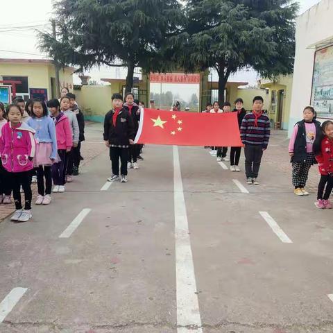 方城县袁店回族乡新庄小学举行升国旗仪式