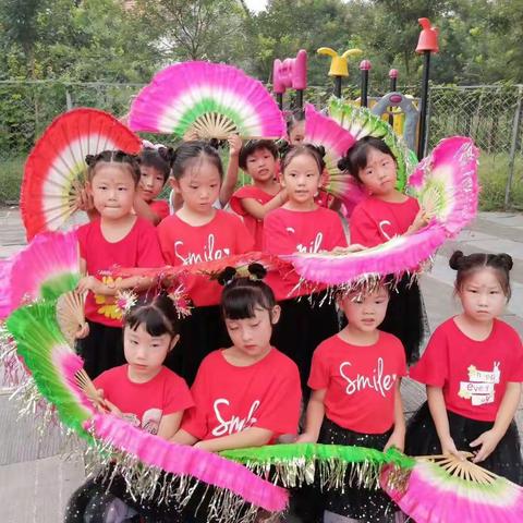 春天是大地复苏，万物萌生的季节。大地一片春色，桃红柳绿，草长莺飞，树木抽枝发芽，鲜花张开笑脸。