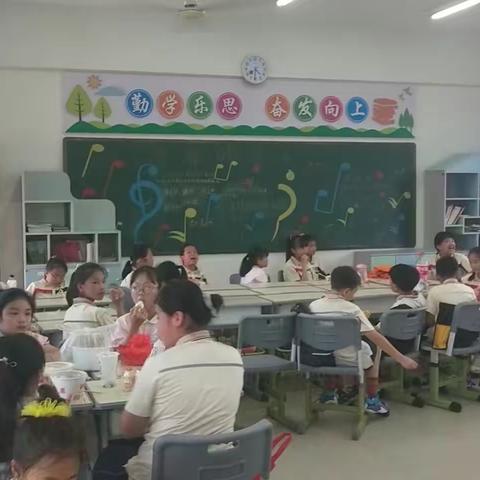 2022年鲁藜小学四年级班美食节活动