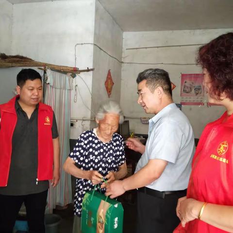 颍河路社区开展端午节前夕慰问老党员、困难户、残疾人送爱心活动
