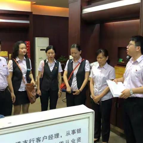 风雨酷暑，不停脚步——伍家支行开展“走出去”营销活动