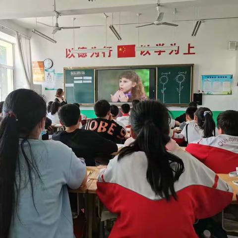 在学习中成长，在交流中提升——记围子小学英语教研交流活动