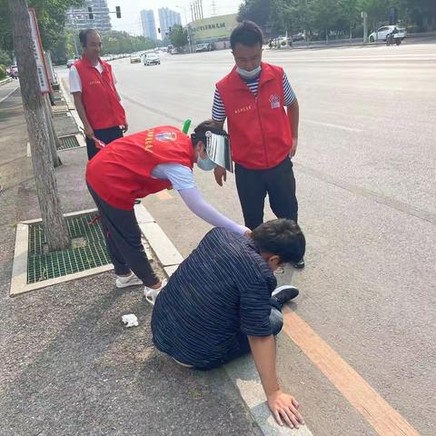 醉酒男子睡马路，社区暖心齐救助