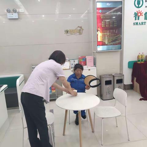 关爱环卫工   酷暑送清凉           —东三路支行服务暖人心