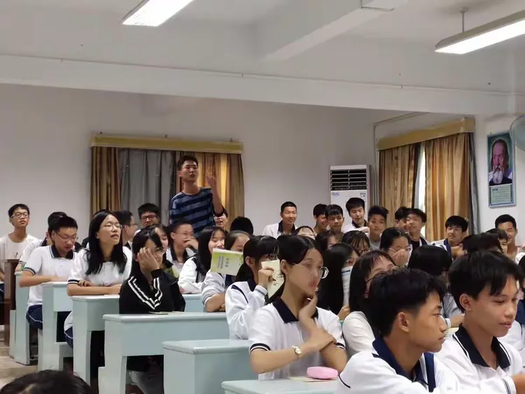 潮州农行到铁铺中学开展反假宣传活动
