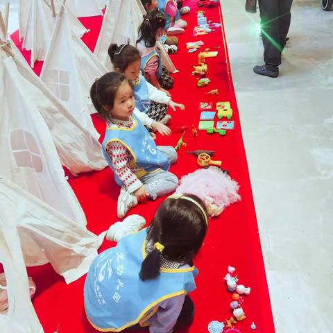 奉献一份爱，点亮一颗心—小飞龙幼儿园爱心义卖活动