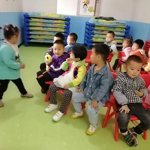 幼儿园的游戏多，幼儿园的欢乐多，幼儿园的笑声多！