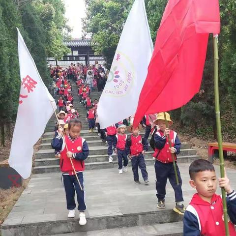 瞻仰红色丰碑，弘扬爱国热情——麻万镇幼儿园清明节烈士陵园扫墓