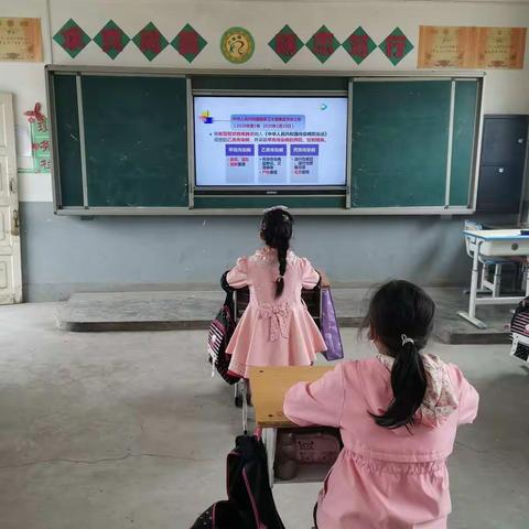 开学后，六年级同学在学习防疫知识。