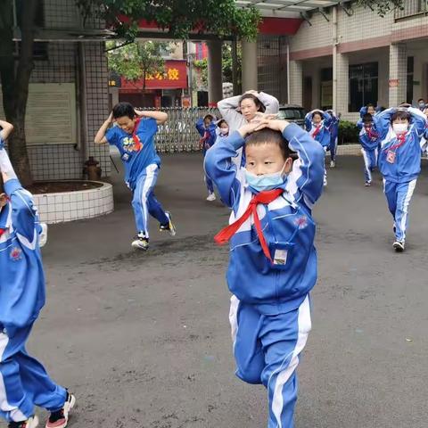 莲花小学开展地震模拟应急疏散撤离演练